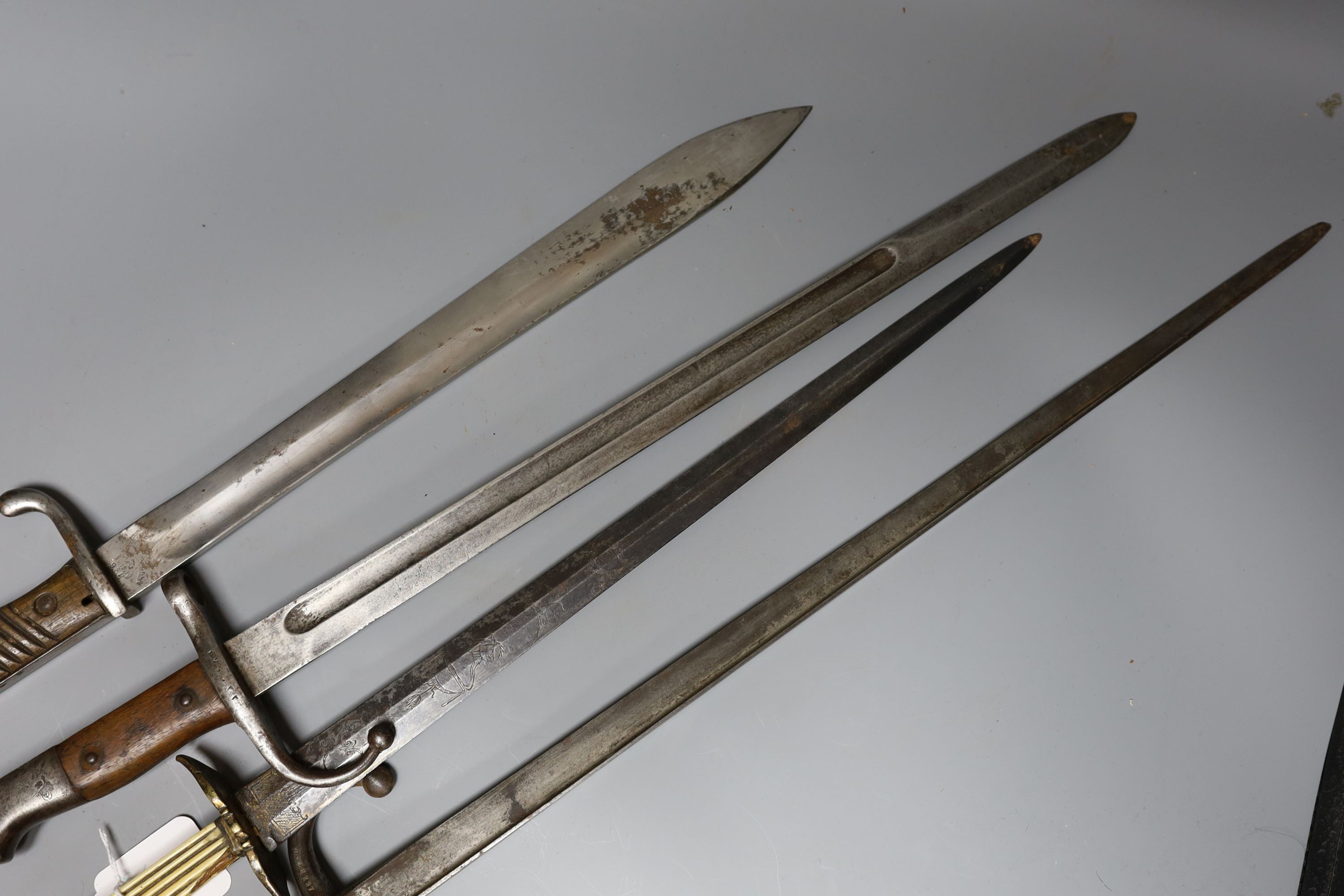 A German bayonet Model 1898/05, a Turkish 1890 pattern bayonet, a French M1874 Gras Bayonet (St. Etienne, Avril 1877) and a German hunting hanger with ivory handle (4)